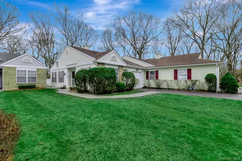 7 Possum Path, Coram, NY 11727