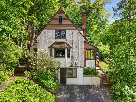 32 Thorn Ave, Mount Kisco, NY 10549