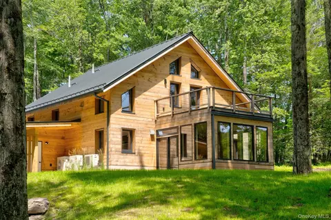 15 Manor Falls Dr, Callicoon, NY 12758