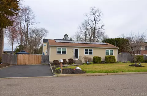 61 Manchester Rd, Huntington, NY 11743