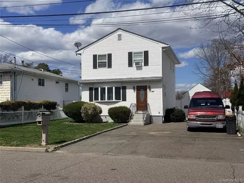 506 48th St, Lindenhurst, NY 11757