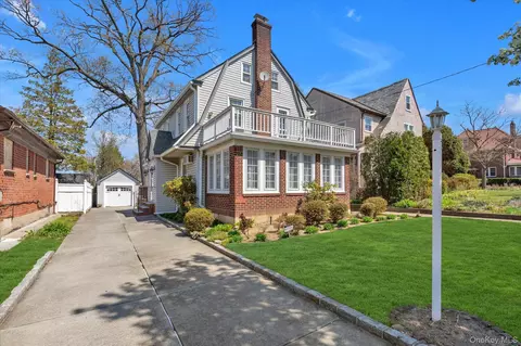 166-15 33rd Ave, Flushing, NY 11358