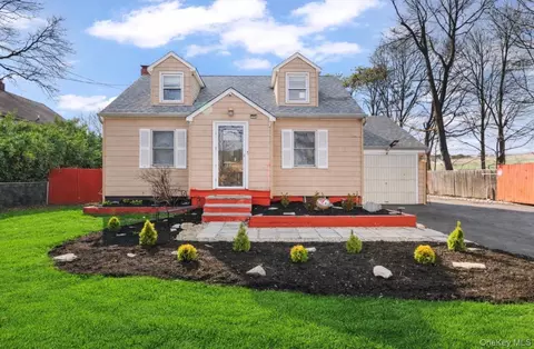 824 Lincoln Ave, Bohemia, NY 11716