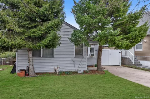 3151 4th St, Oceanside, NY 11572