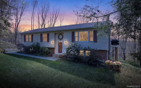 8 Debbie Ln, Lewisboro, NY 10518