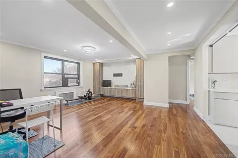 21102 73rd Ave #3H, Oakland Gardens, NY 11364