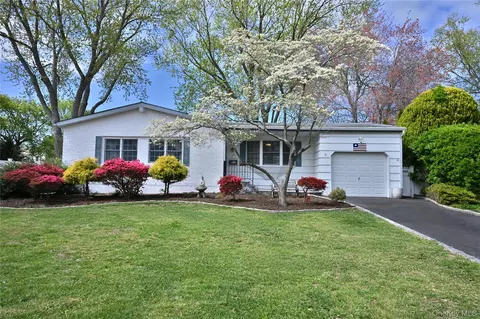 28 Dartmouth Dr, Smithtown, NY 11787