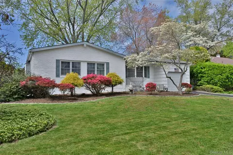28 Dartmouth Dr, Smithtown, NY 11787