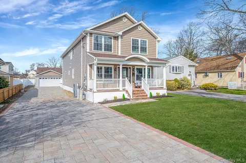 28 Vanderbilt Ave, Babylon, NY 11702