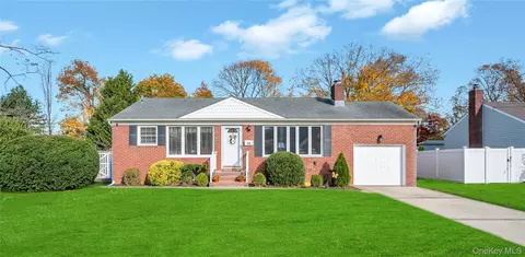 25 Flanders Pl, West Babylon, NY 11704