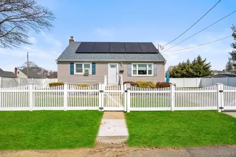 290 38 Th St, Lindenhurst, NY 11757