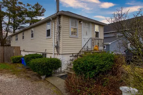 27 Pearsall Pl, Babylon, NY 11702