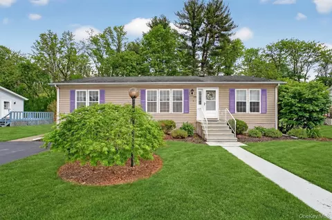 32 2nd Dr, Hyde Park, NY 12538