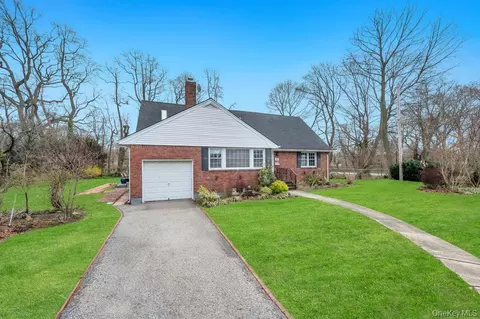 50 Sudbury Ln, Westbury, NY 11590