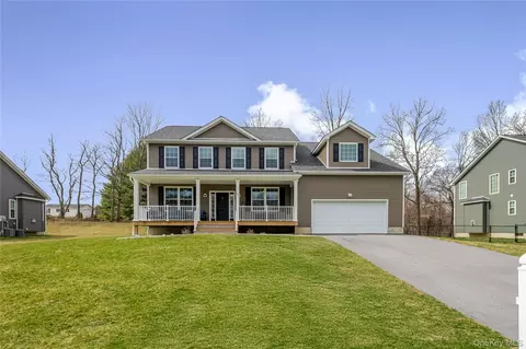 77 Kensington Ln, Poughkeepsie, NY 12603