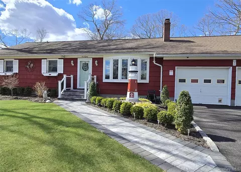 180 Carroll Ave, Ronkonkoma, NY 11779