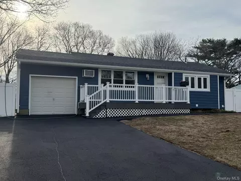 189 Whitetail Ln, Central Islip, NY 11722