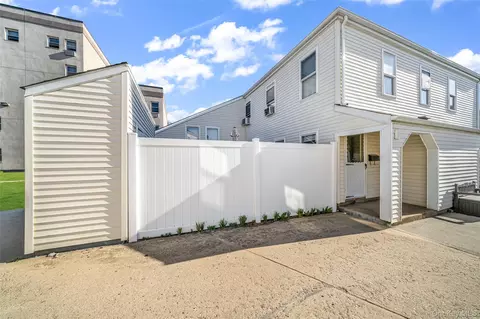 290 Lowndes Ave #C, Huntington Station, NY 11746