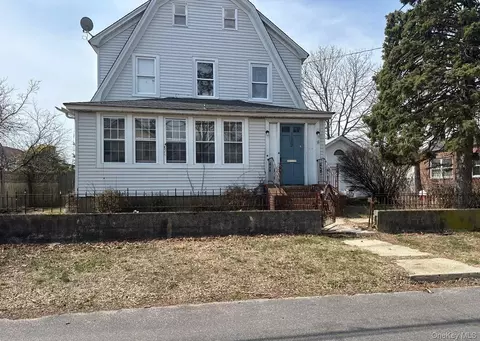 129 N 7th St, Lindenhurst, NY 11757