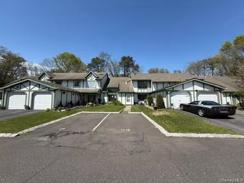 88 Drexelgate Ct, Middle Island, NY 11953