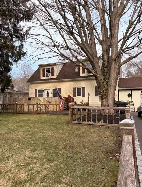 71 Crescent St, Yaphank, NY 11980