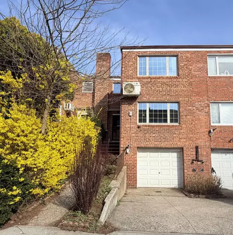 9904 74th Ave, New York, NY 11375