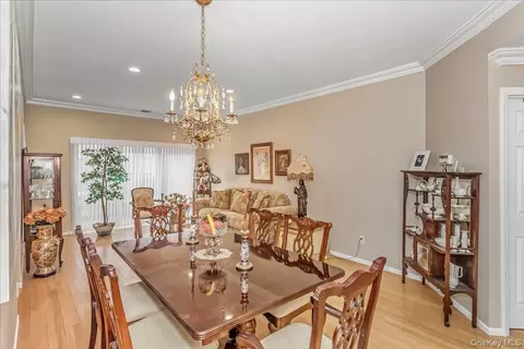 117 Carriage Ln, Plainview, NY 11803 photo 8