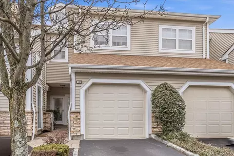 117 Carriage Ln, Plainview, NY 11803 photo 3