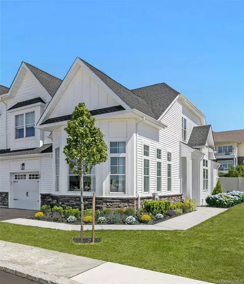 118 Juniper Ln #31, Yaphank, NY 11980