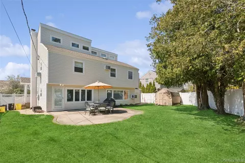 Exterior - 10 Lever Pl, Plainview, NY 11803 photo 3 of 5