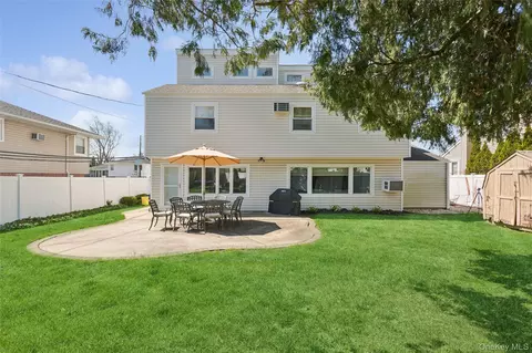 Exterior - 10 Lever Pl, Plainview, NY 11803 photo 2 of 5