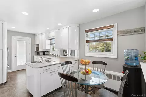Kitchen - 10 Lever Pl, Plainview, NY 11803 photo 1 of 2