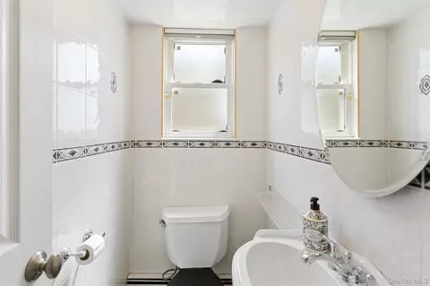 Bath - 10 Lever Pl, Plainview, NY 11803 photo 1 of 3