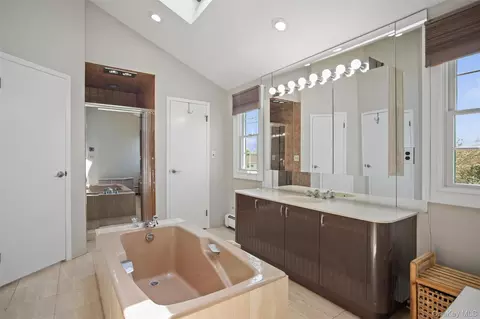 Bath - 10 Lever Pl, Plainview, NY 11803 photo 2 of 3