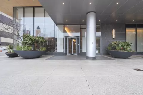450 W 42nd St #57G, New York, NY 10036