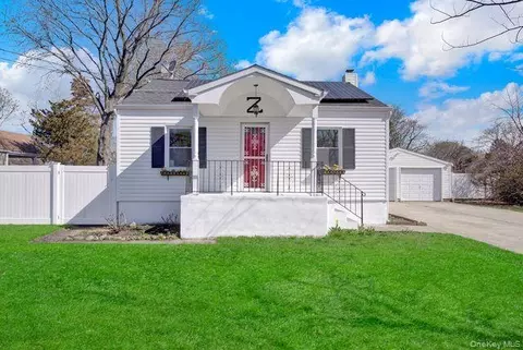 37 Oklahoma Ave, Bay Shore, NY 11706