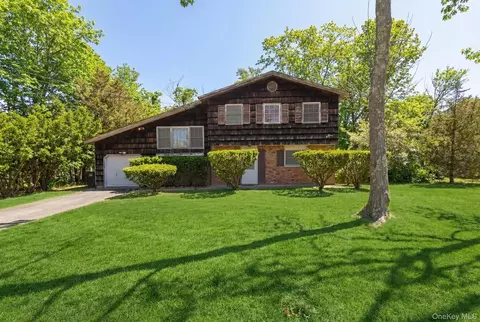 43 Village Ln, Hauppauge, NY 11788