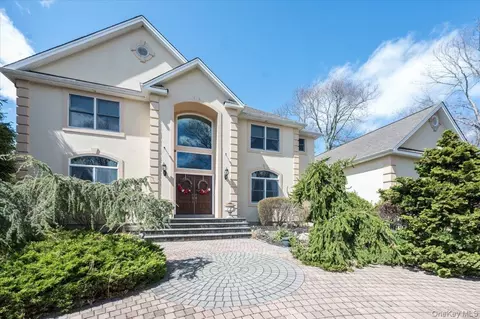 129 Round Swamp Rd, Huntington, NY 11743