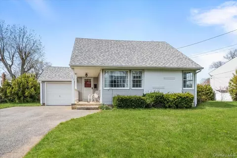 145 Raleigh Ln, West Islip, NY 11795