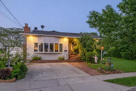49 Ann Dr E, Freeport, NY 11520