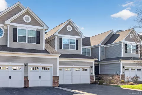 33 Pritchard Ct, Fishkill, NY 12524