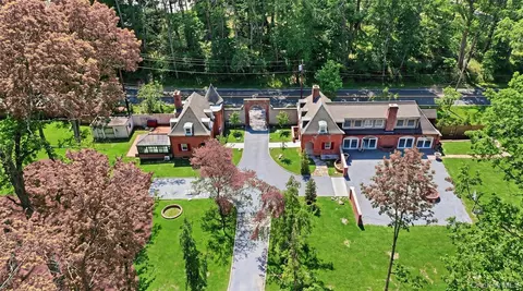 22 Brookville Rd, Glen Head, NY 11545