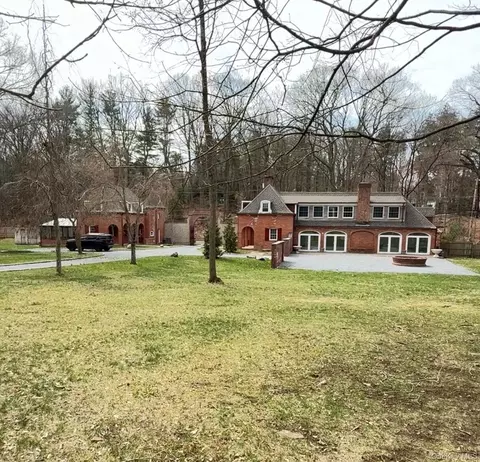 22 Brookville Rd, Glen Head, NY 11545