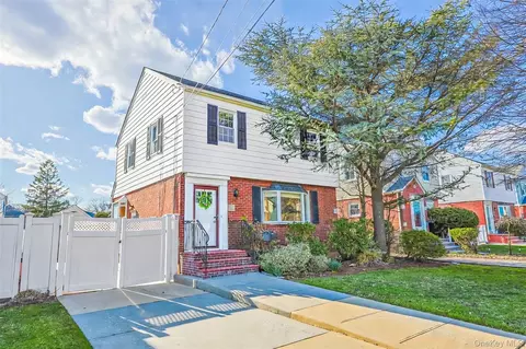 72 Spruce St, West Hempstead, NY 11552