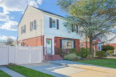 72 Spruce St, West Hempstead, NY 11552