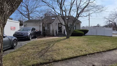 8 Lion Ln, North Babylon, NY 11703