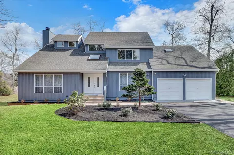 242 Trout Brook Ln, Riverhead, NY 11901