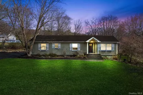 6 Strawberry Hill Ln, Clarkstown, NY 10994