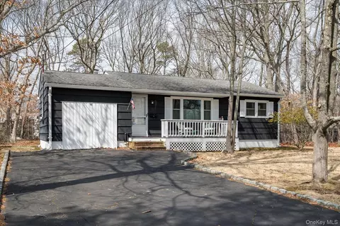18 Maple Ave, Bellport, NY 11713