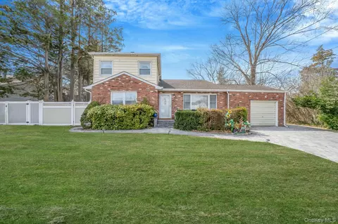 344 Woods Rd, North Babylon, NY 11703
